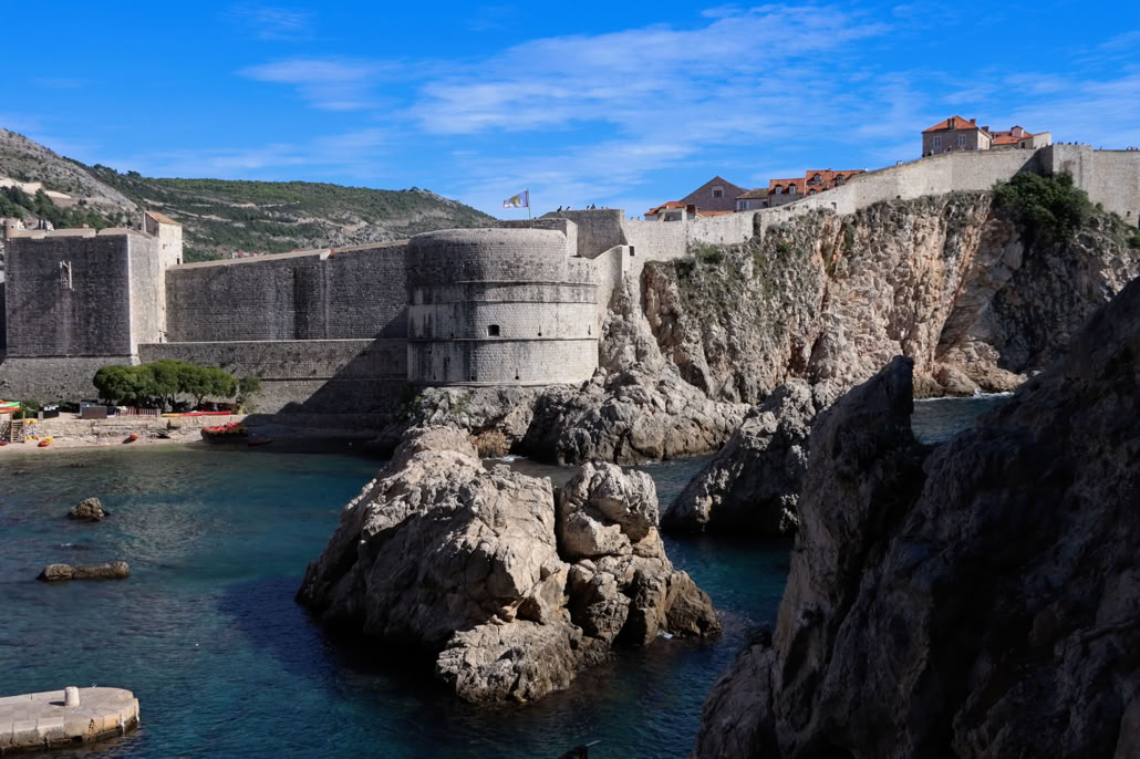 Uitzicht op het Bokar Fortress en de eeuwenoude stadsmuren rond het historische centrum van Dubrovnik