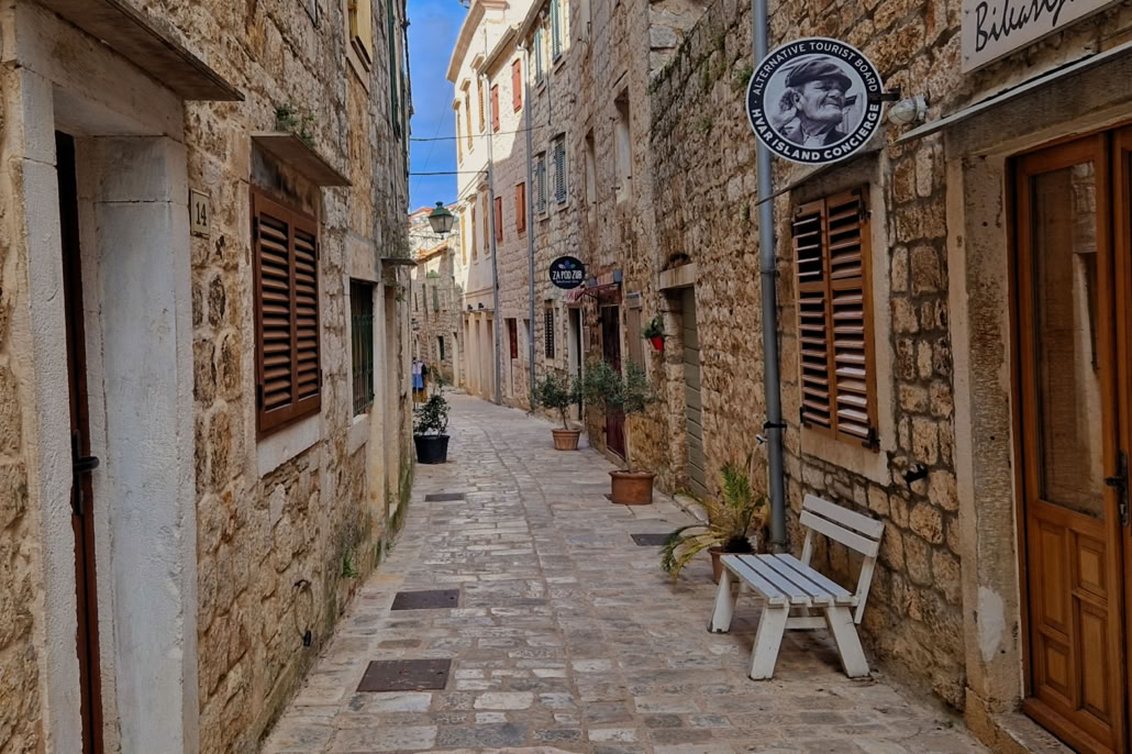 Doorkijkje in een historisch straatje in de oudste stad van Kroatië Stari Grad op het eiland Hvar 