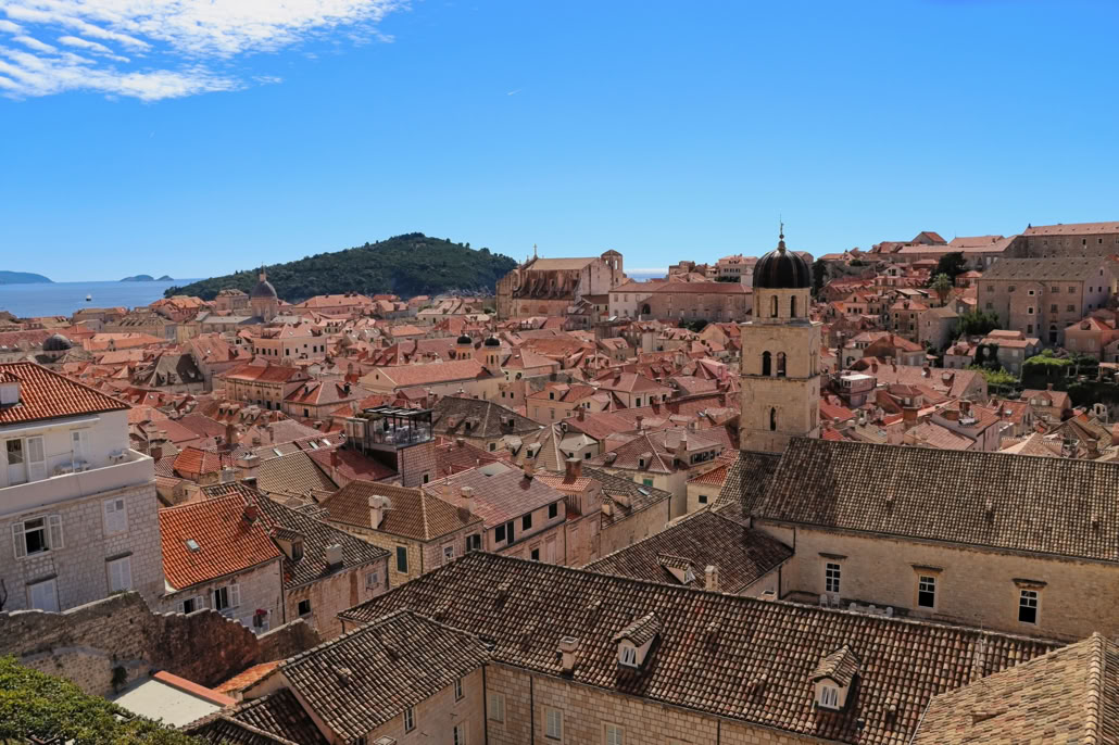 Uitzicht op de historische binnenstad van Dubrovnik met de kenmerkende oranje daken